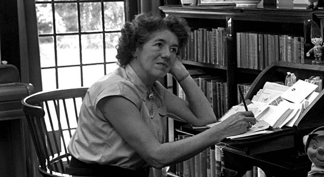 How many books, to the nearest 100, did Enid Blyton write?
