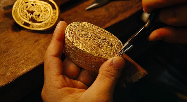 Как называется ювелирная техника, использующая ажурный или напаянный на металлический фон узор из тонкой металлической проволоки? Как называется ювелирная техника, использующая ажурный или напаянный на металлический фон узор из тонкой металлической проволоки?