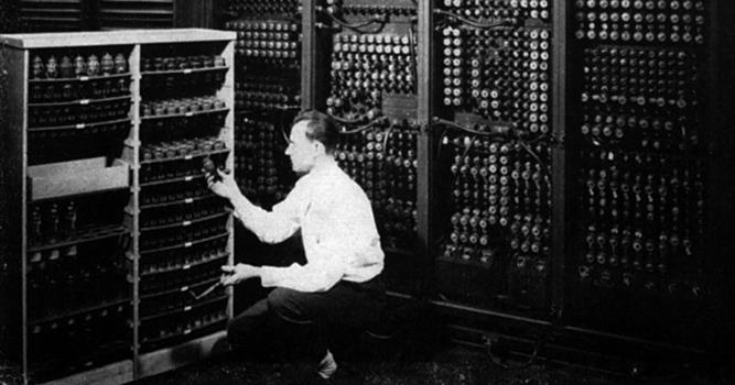 Как называлась первая электронная вычислительная машина (электронный цифровой компьютер) с двоичной системой счисления?
