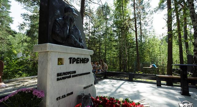 На надгробии какого великого итальянского тренера высечены слова "Живет в будущем, где синева футболок становится синевой небес"?