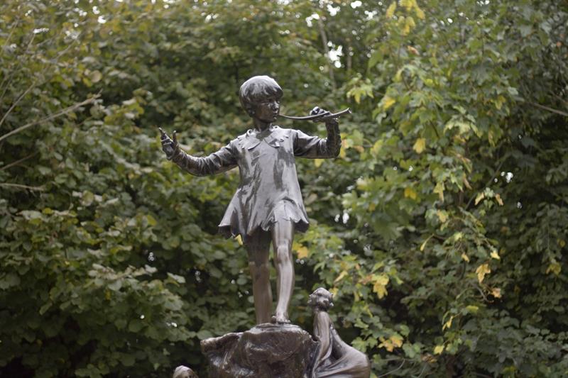Where is the Peter Pan Statue situated in London?