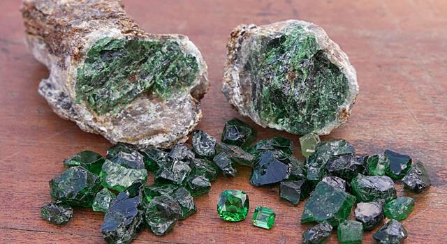 Nature Trivia Question: Tsavorite belongs to what mineral class of gemstones? Nature Trivia Question: Tsavorite belongs to what mineral class of gemstones?