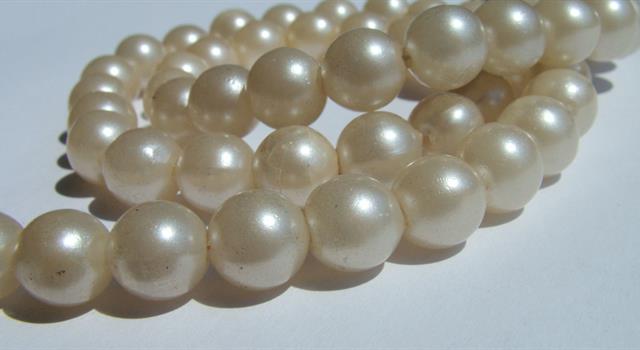 Movies & TV Trivia Question: Which US TV mom wore a string of pearls around her neck in almost every episode of the show? Movies & TV Trivia Question: Which US TV mom wore a string of pearls around her neck in almost every episode of the show?
