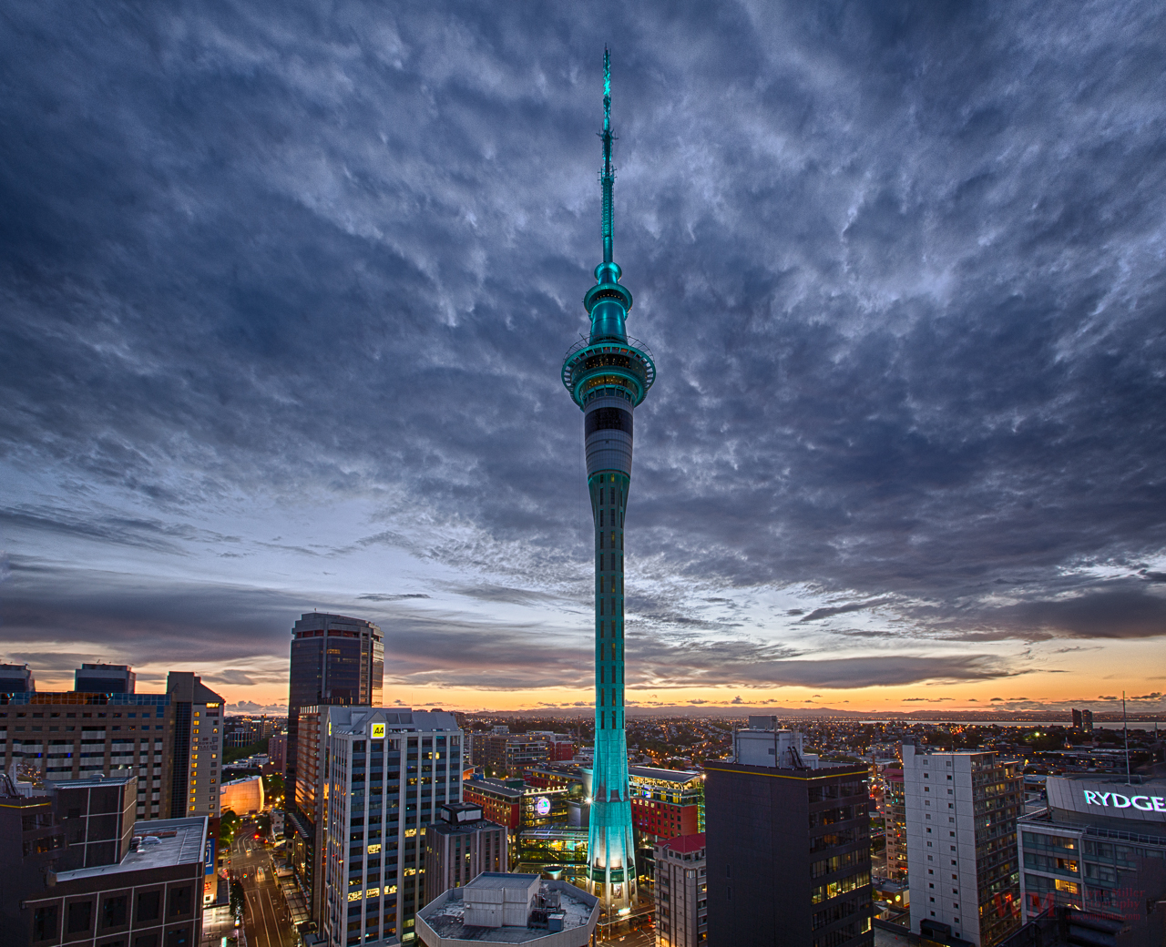 The sky tower фото