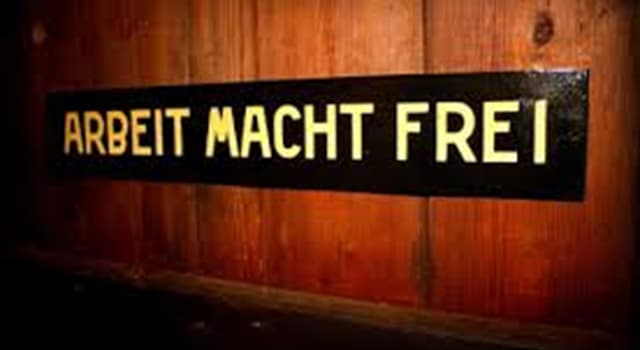 Historia Trivia: «Arbeit macht frei» es una frase alemana que puede traducirse como «el trabajo hace libre». ¿Dónde se la veía habitualmente en los años del nazismo? Historia Trivia: «Arbeit macht frei» es una frase alemana que puede traducirse como «el trabajo hace libre». ¿Dónde se la veía habitualmente en los años del nazismo?